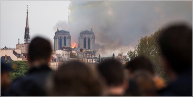 ノートルダム大聖堂火災でのパリ市民歌声動画